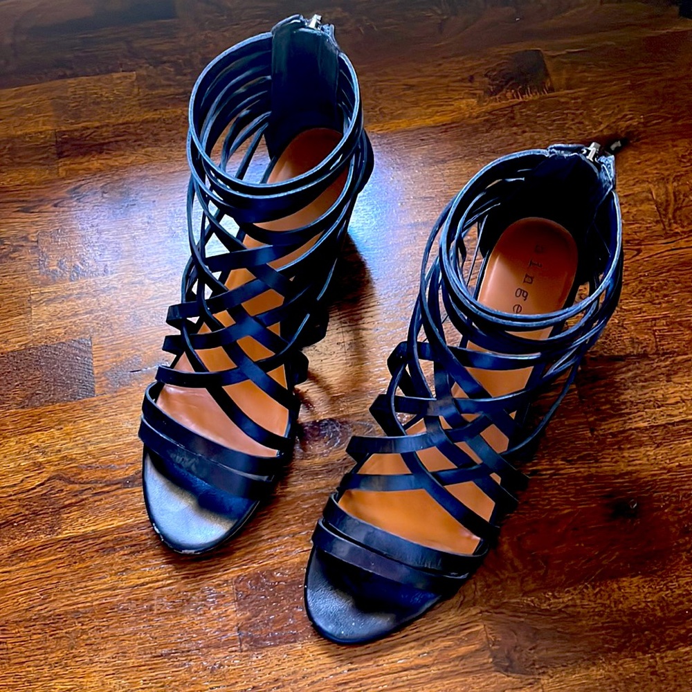 Black strapped low wedge. Hinge brand. Zipper back. Size 8.5